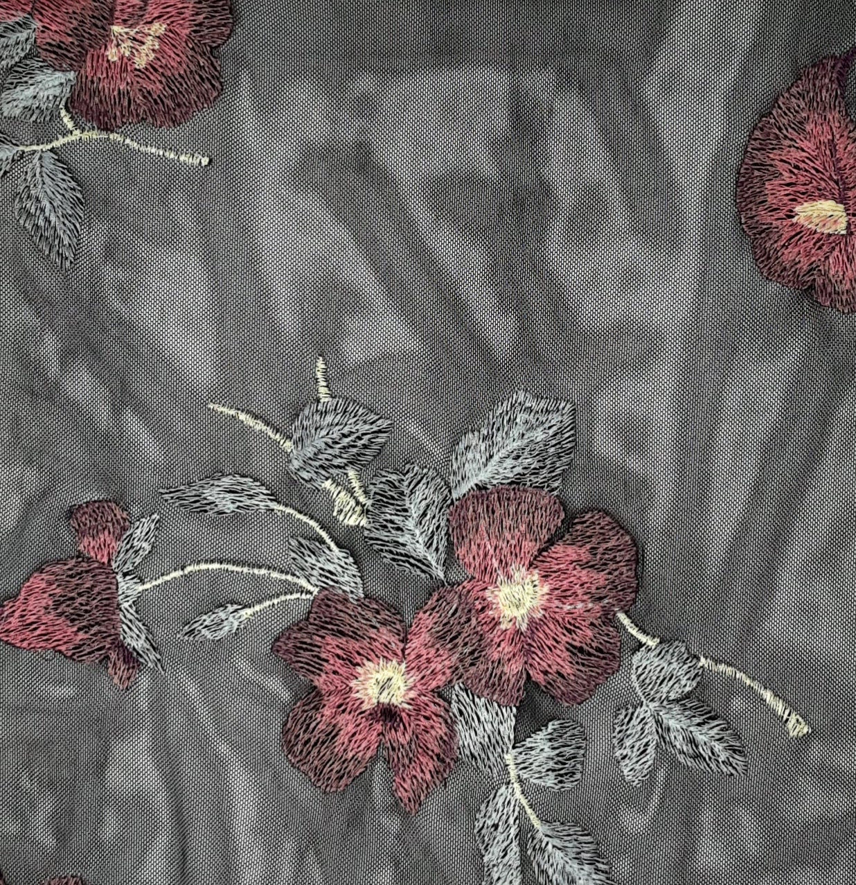 BLACK/MAUVE MESH-1165 EMBROIDERY 52/58"